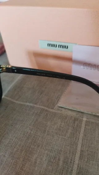 Gafas de sol Miu Miu negras y doradas mujer