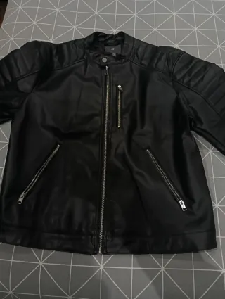 Cazadora imitación cuero H&M negra