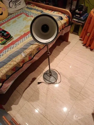 Lámpara de pie metálica