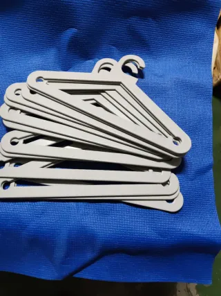 Perchas de plástico resistentes (pack)