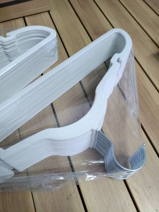 SONGMICS Perchas de Terciopelo, Juego de 30 Piezas, Antideslizantes, Ranuras para Hombros, Barra para Pantalones, Gancho Giratorio 360°, 0,6 cm de Grosor, 43 cm Largo, Blanco CRF029W03