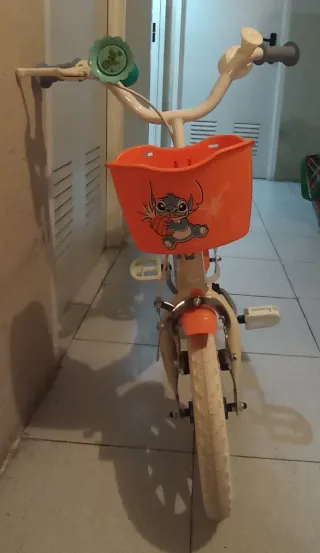 Bicicleta infantil Stitch con cesta
