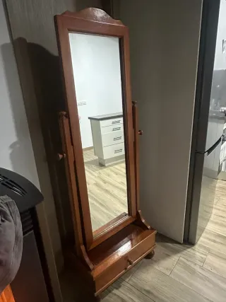 Espejo de pie de madera