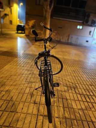 Bicicleta urbana negra