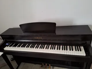 Piano Yamaha Marrón Oscuro