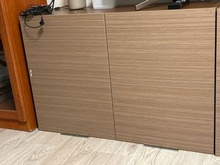 Mueble de madera beige y marrón