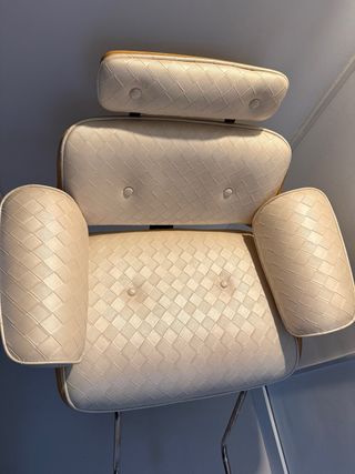 Silla de peluquería beige y plateada