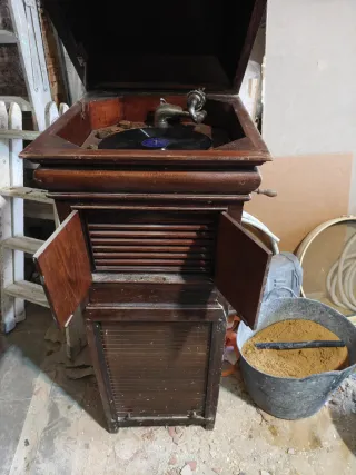 Gramófono antiguo de madera