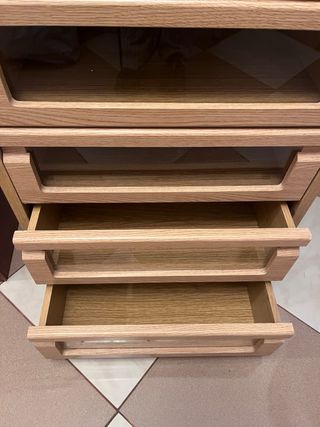 Cajonera alta de madera y cristal 50x30x95