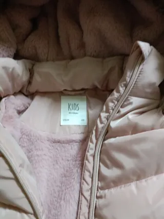 Abrigo rosa con capucha y pelo