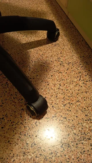 Silla de oficina ergonómica roja y negra