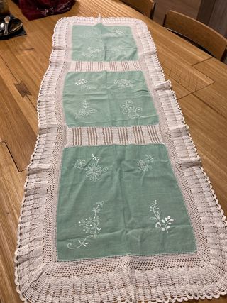 Runner da tavola con ricami floreali