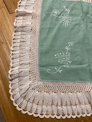 Runner da tavola con ricami floreali
