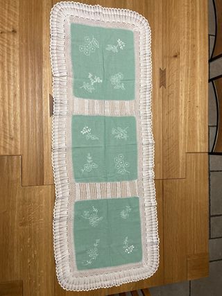 Runner da tavola con ricami floreali