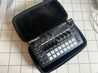 Roland MC-101 Groovebox + funda Analog