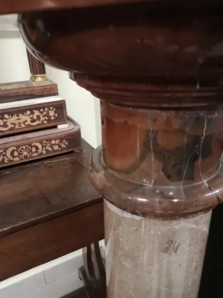 Colonna in marmo beige e rosso