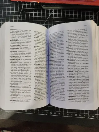 Diccionario Esencial Latino. Latino-Español/ Es...