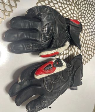Guantes de Moto Negros y Rojos