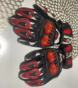 Guantes de Moto Negros y Rojos