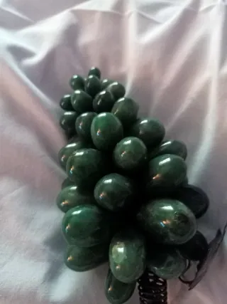 Grappolo d'uva in pietre naturali