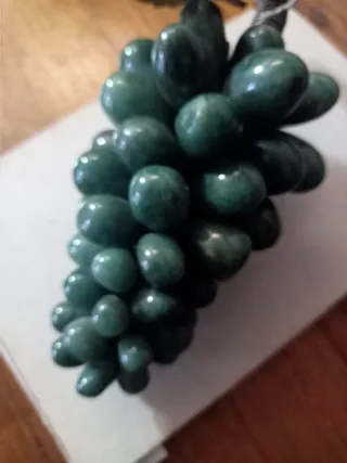 Grappolo d'uva in pietre naturali