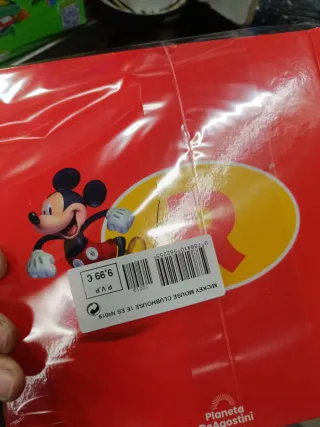 Mickey Mouse con letra R