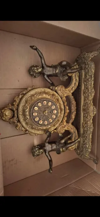 Reloj de mesa antiguo con figuras