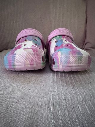 Crocs rosas con estampado floral