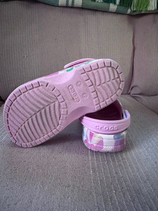 Crocs rosas con estampado floral