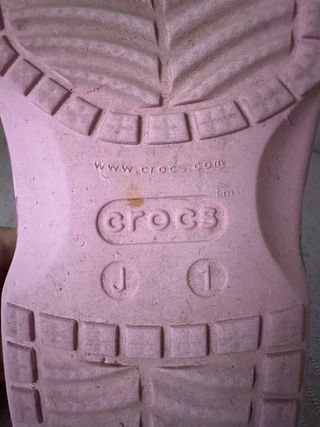 Crocs rosas con estampado floral