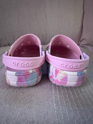Crocs rosas con estampado floral