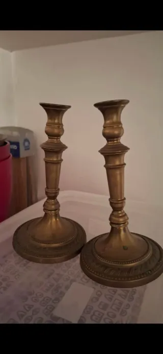 Candelabros de metal dorados