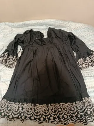 Vestido negro con bordado blanco