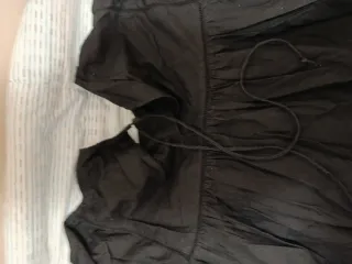 Vestido negro con bordado blanco