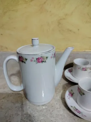 Juego de té y tetera con dibujo de flores
