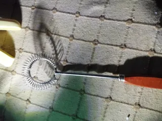 Batidor de mano metálico con mango de madera