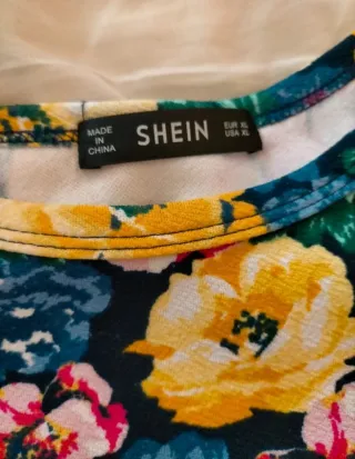 Camiseta Shein flores