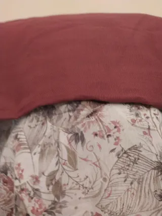 Tela floral beige y granate y hojas en verde