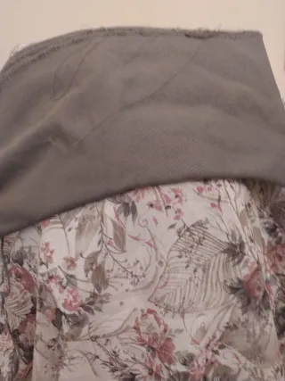 Tela floral beige y granate y hojas en verde