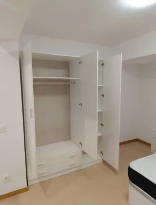 Armario blanco de madera