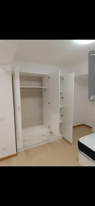 Armario blanco de madera