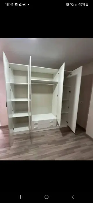 Armario blanco de madera