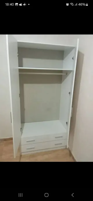 Armario blanco de madera