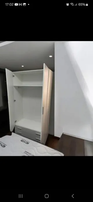 Armario blanco de madera