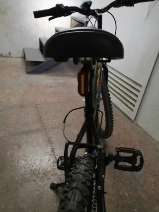 Bicicleta de montaña negra