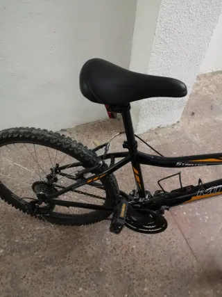 Bicicleta de montaña negra