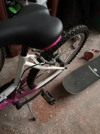 Bicicleta juvenil blanca con flores