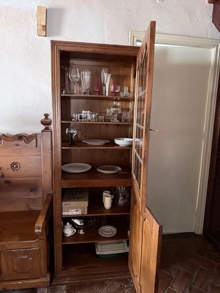 Mueble de madera con vitrina