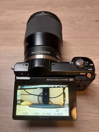 Sony a5000 + Sigma 16mm 1.4 + Batería Dummy