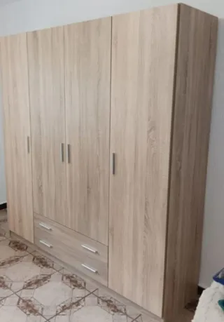 Armario de madera marrón